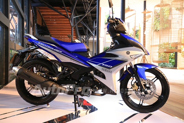 Cầm xe máy