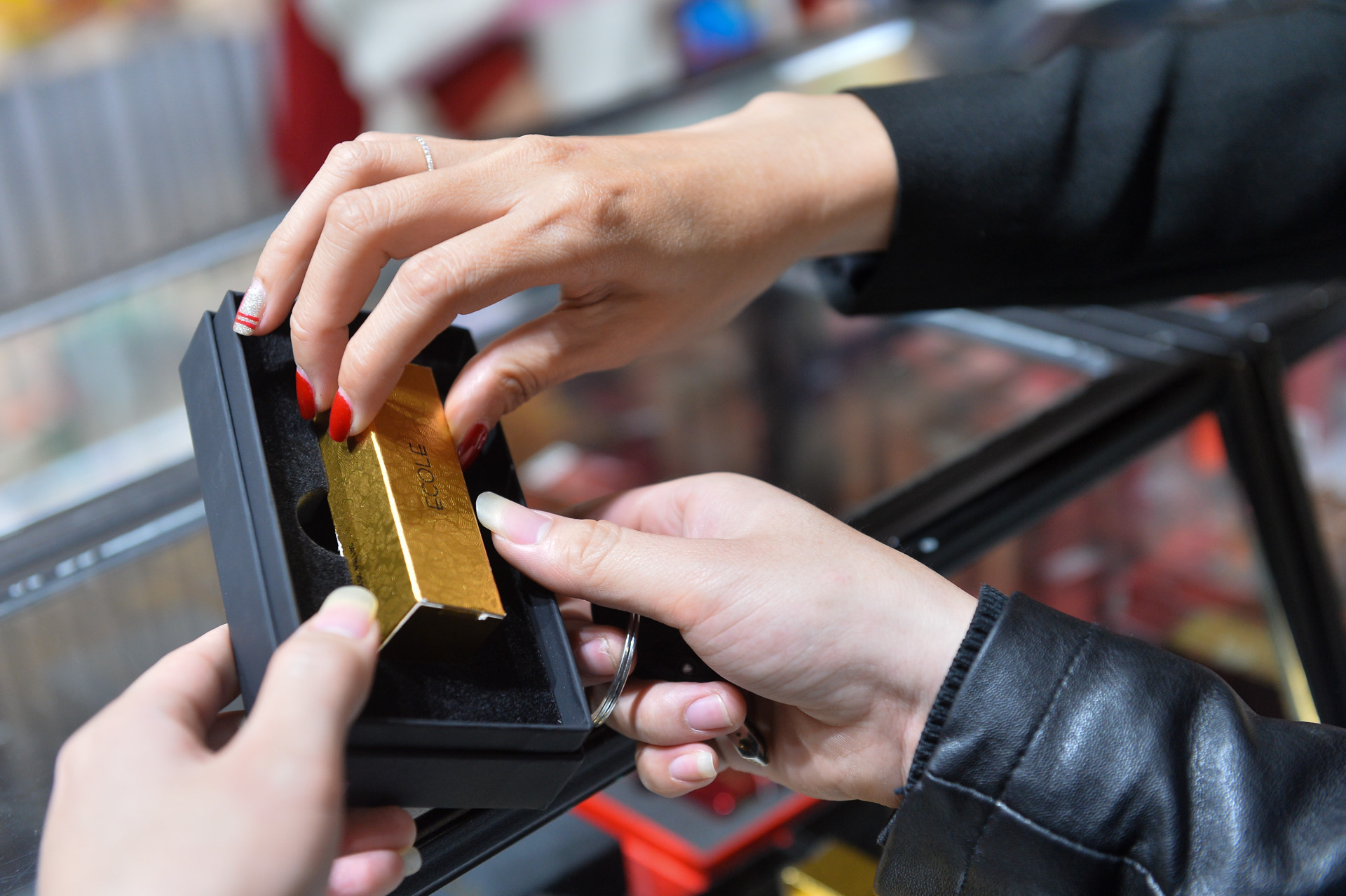 Di 300 km de tang hoa cho vo con ngay 8/3 hinh anh 11 