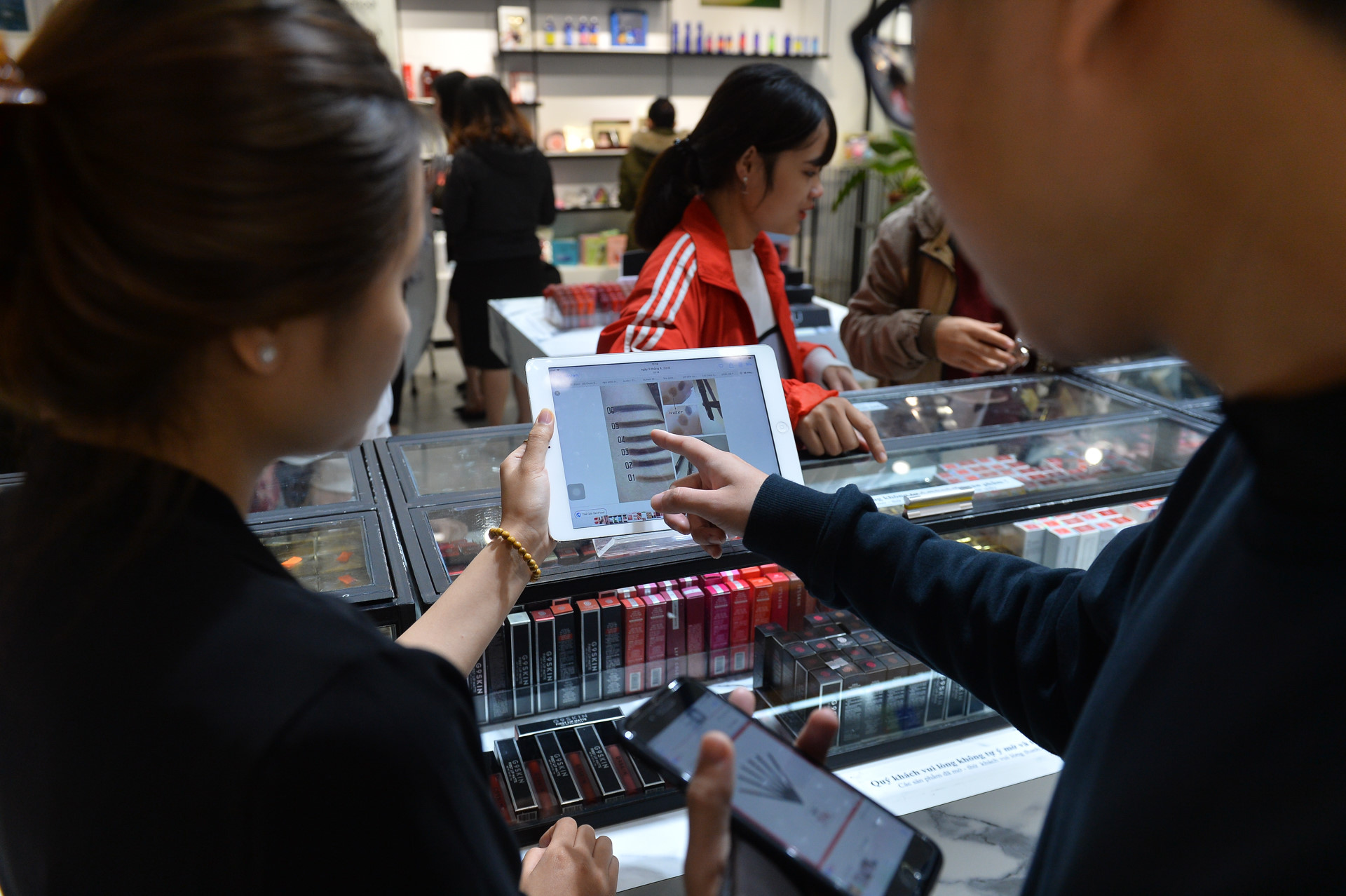 Di 300 km de tang hoa cho vo con ngay 8/3 hinh anh 12 