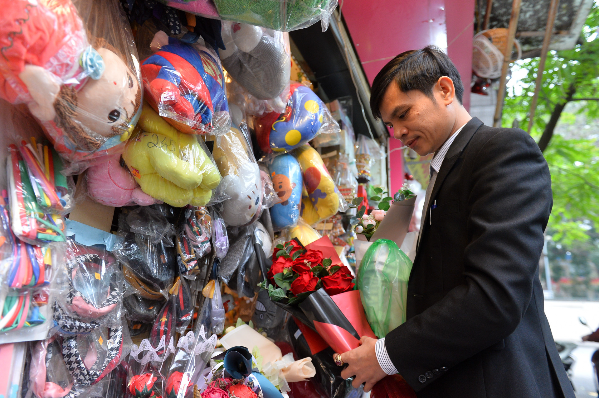 Di 300 km de tang hoa cho vo con ngay 8/3 hinh anh 2 