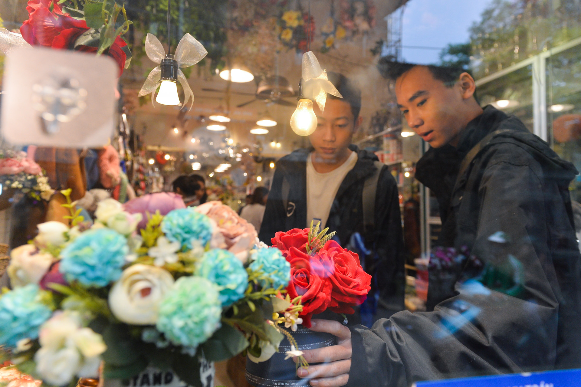 Di 300 km de tang hoa cho vo con ngay 8/3 hinh anh 3 