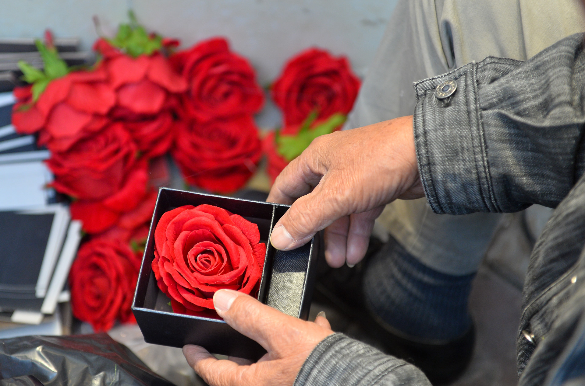 Di 300 km de tang hoa cho vo con ngay 8/3 hinh anh 7 