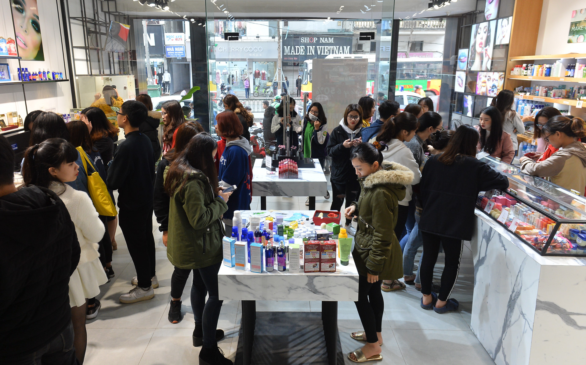 Di 300 km de tang hoa cho vo con ngay 8/3 hinh anh 10 