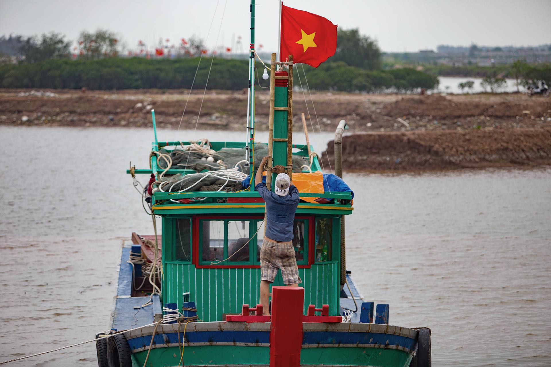 Tau bien tien ty 'made in' Quat Lam hinh anh 16