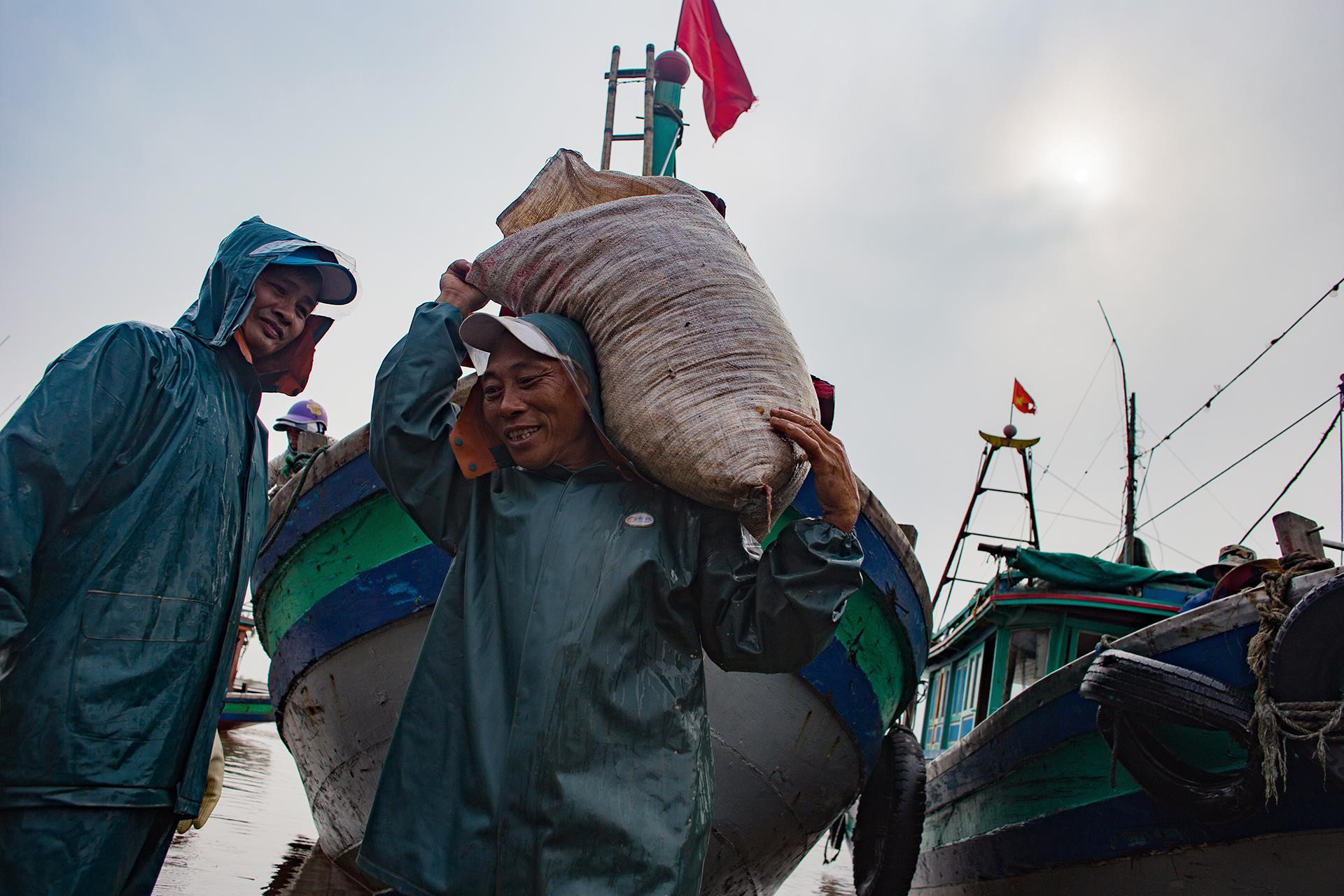 Tau bien tien ty 'made in' Quat Lam hinh anh 22