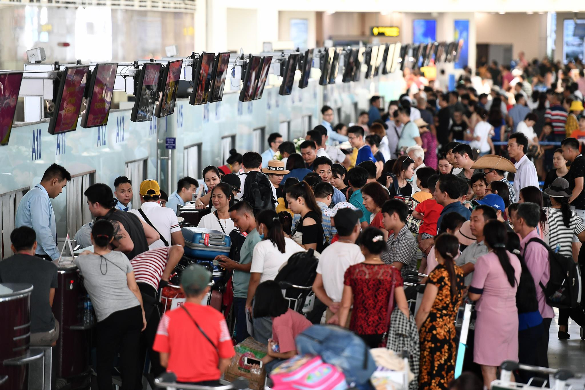 Hanh khach Vietjet Air va vat tai san bay Noi Bai vi bi huy chuyen hinh anh 13 