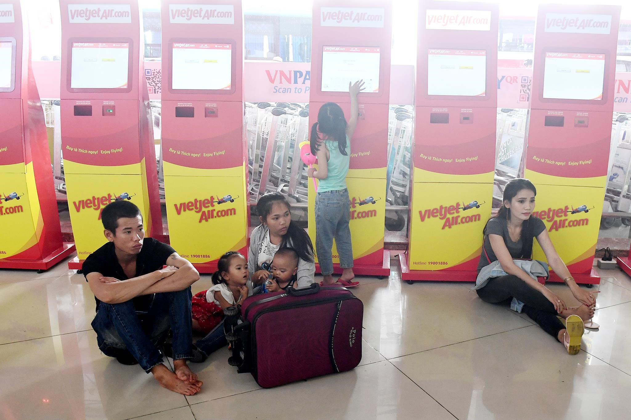 Hanh khach Vietjet Air va vat tai san bay Noi Bai vi bi huy chuyen hinh anh 2 