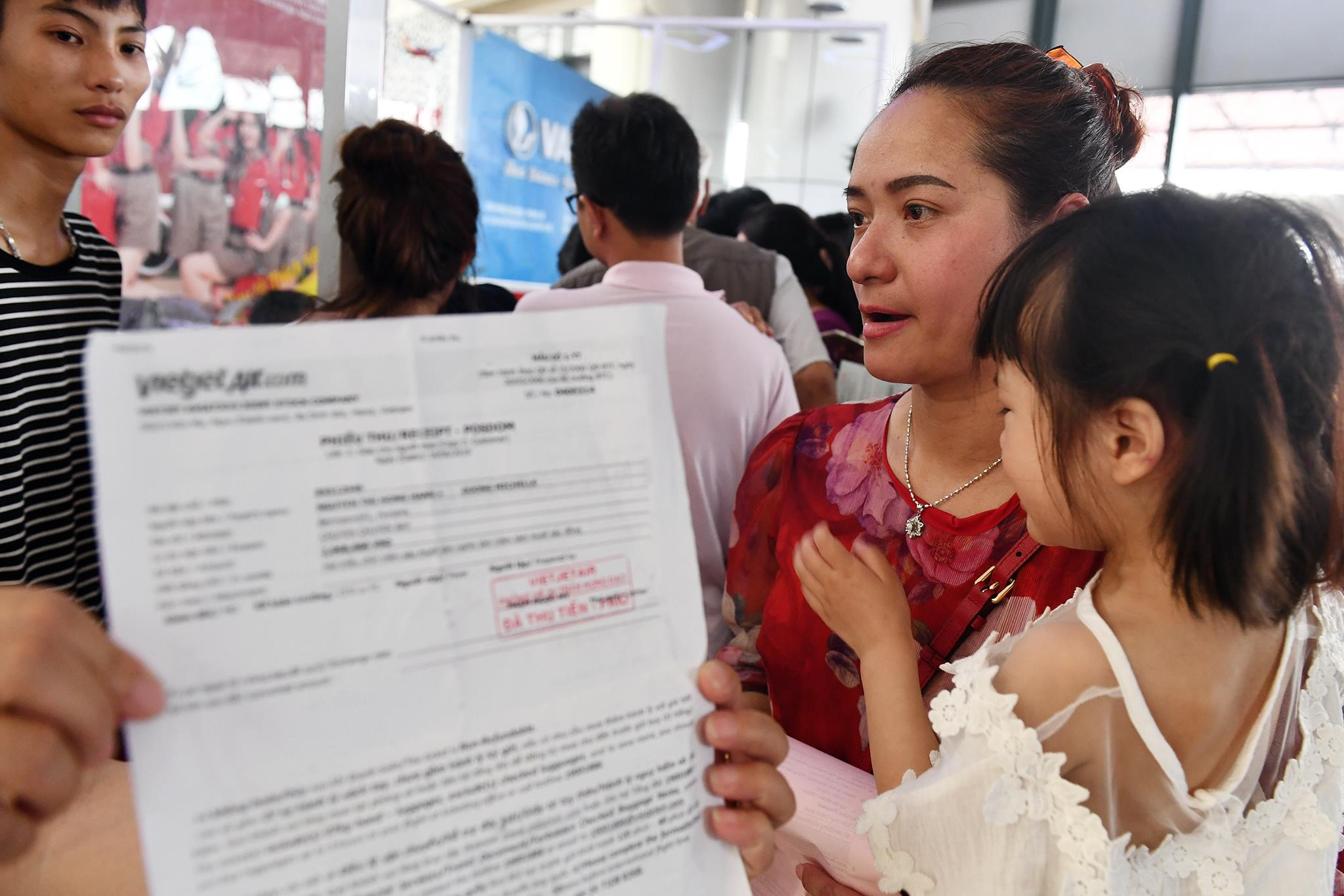 Hanh khach Vietjet Air va vat tai san bay Noi Bai vi bi huy chuyen hinh anh 4 