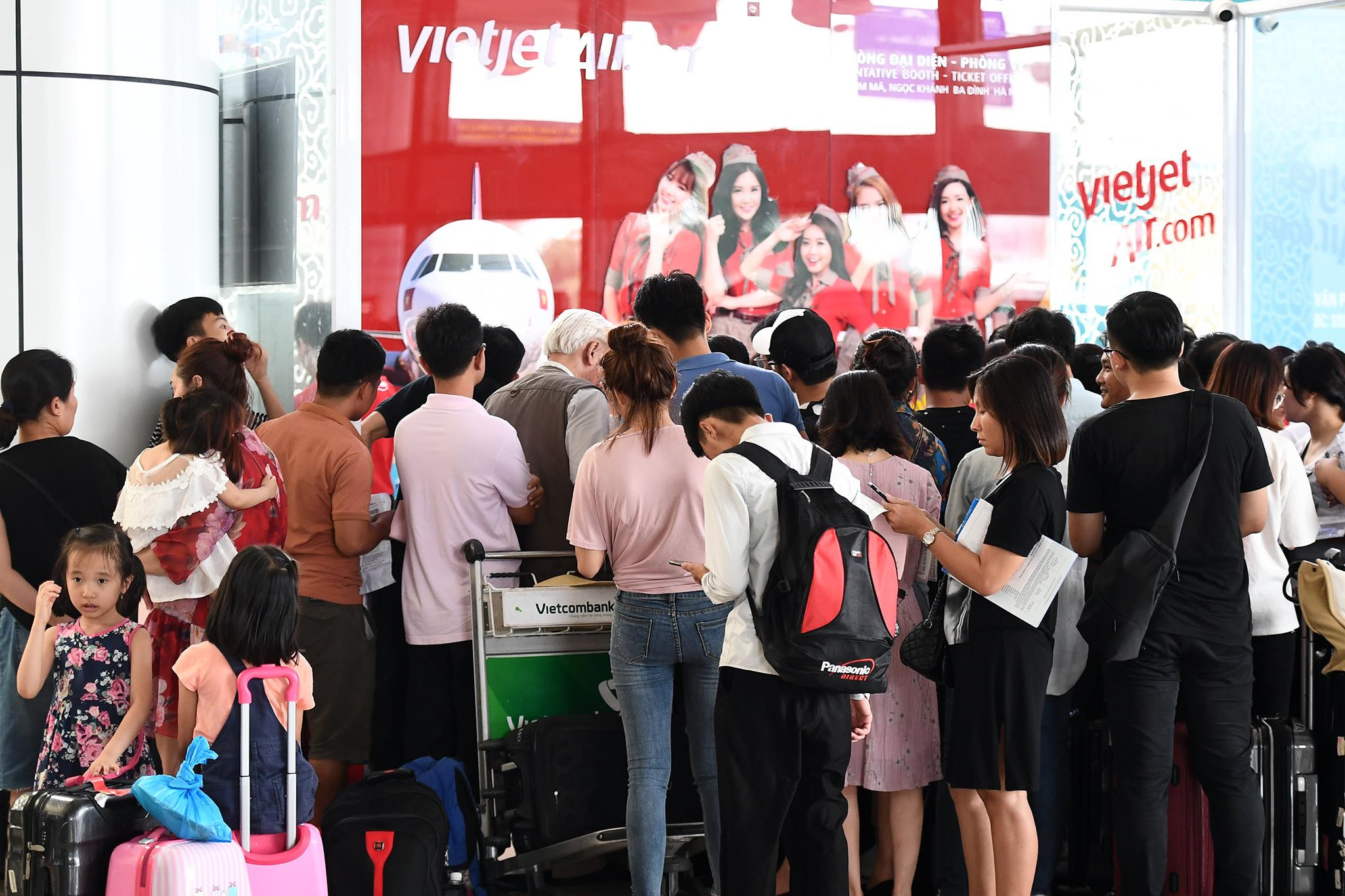 Hanh khach Vietjet Air va vat tai san bay Noi Bai vi bi huy chuyen hinh anh 3 