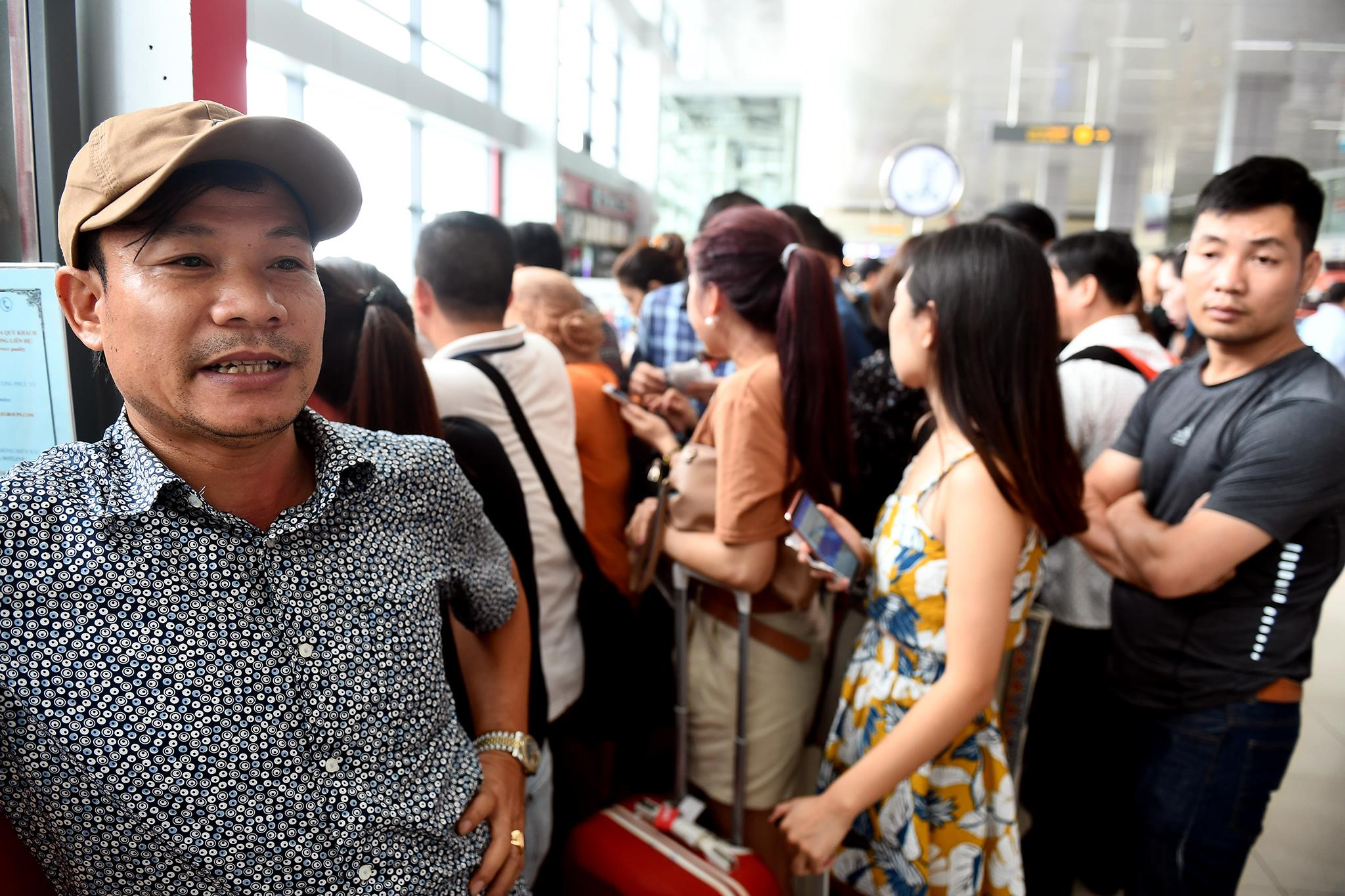 Hanh khach Vietjet Air va vat tai san bay Noi Bai vi bi huy chuyen hinh anh 6 