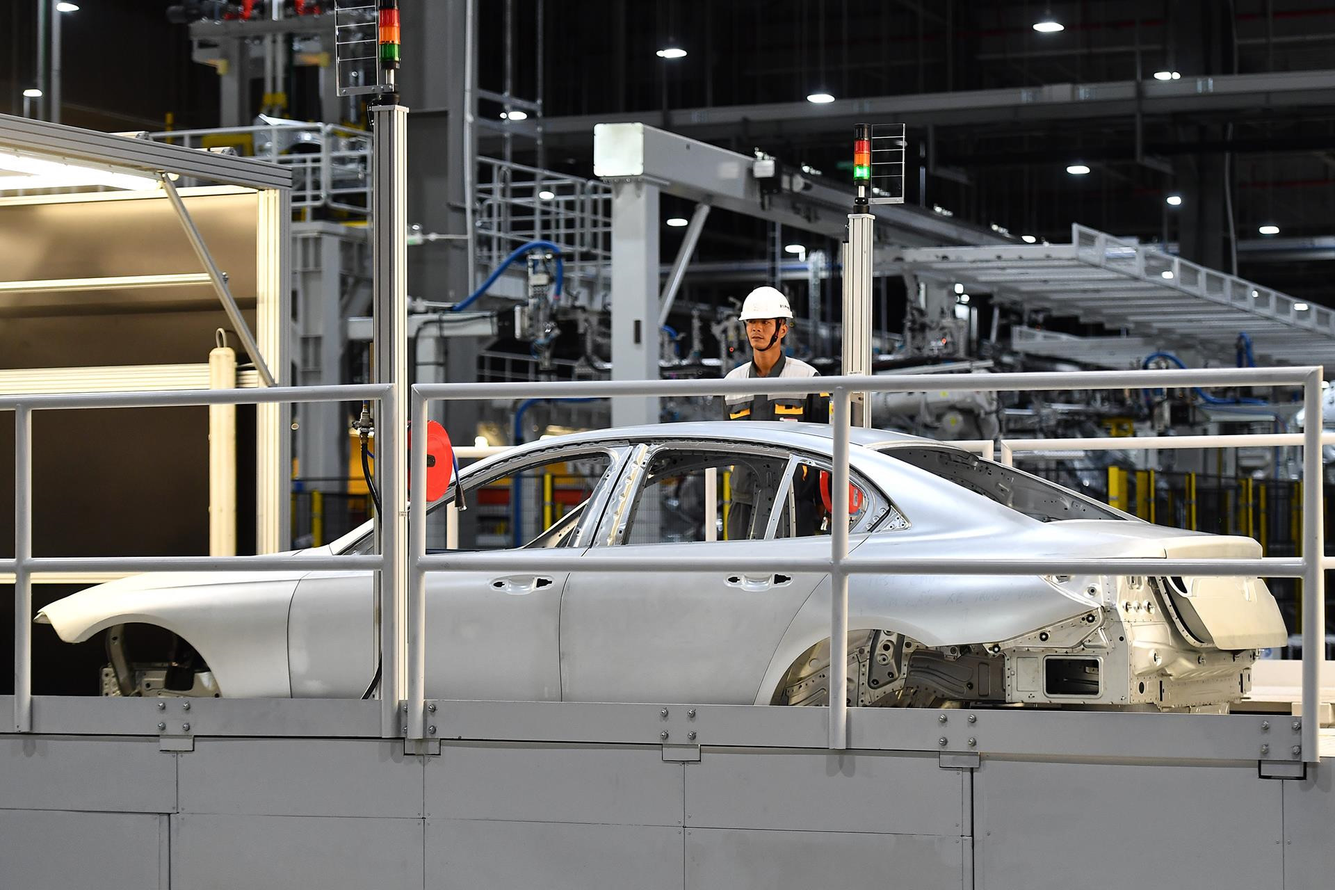 Canh hoi ha san xuat oto ben trong nha may VinFast hinh anh 3 