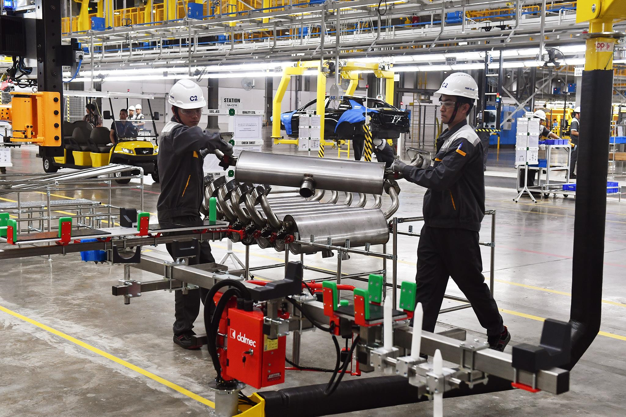 Canh hoi ha san xuat oto ben trong nha may VinFast hinh anh 12 