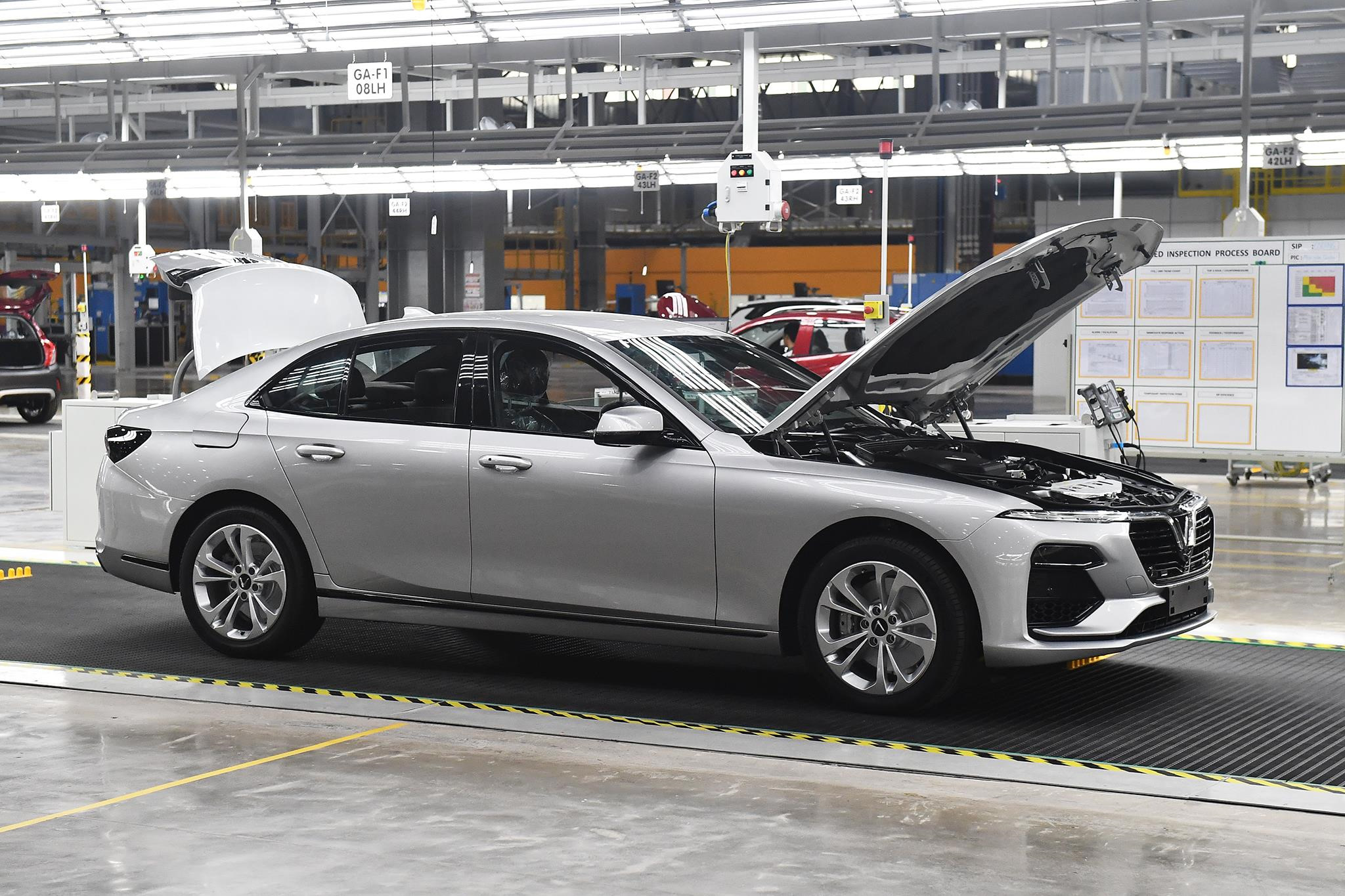 Canh hoi ha san xuat oto ben trong nha may VinFast hinh anh 16 