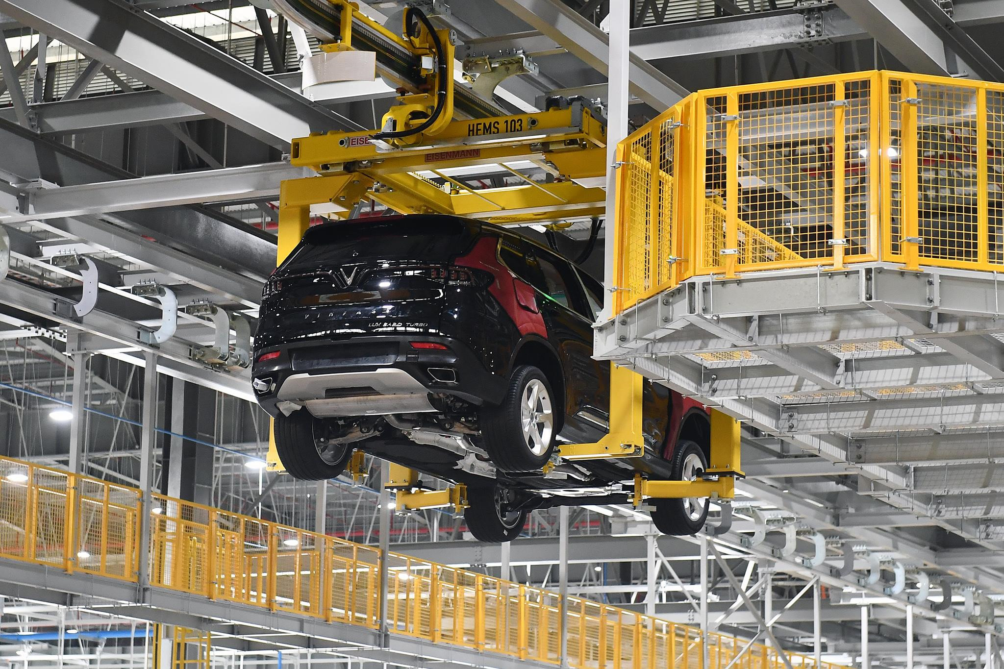 Canh hoi ha san xuat oto ben trong nha may VinFast hinh anh 17 