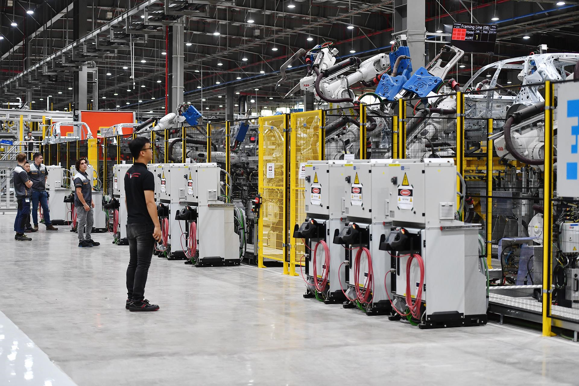 Canh hoi ha san xuat oto ben trong nha may VinFast hinh anh 7 