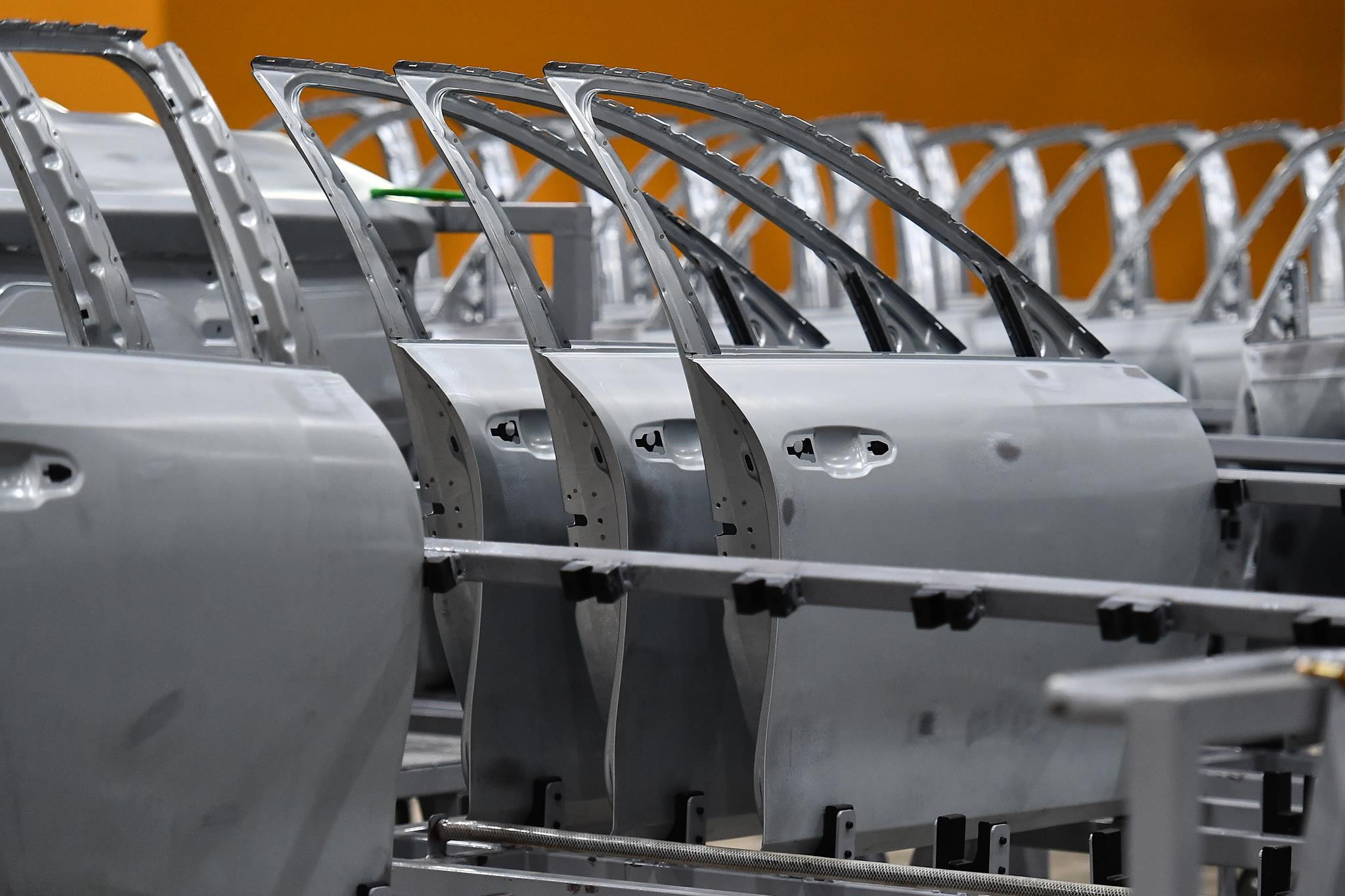 Canh hoi ha san xuat oto ben trong nha may VinFast hinh anh 9 